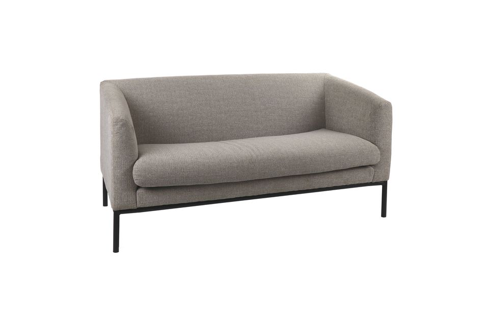 Un sofá con asientos suaves y un diseño moderno