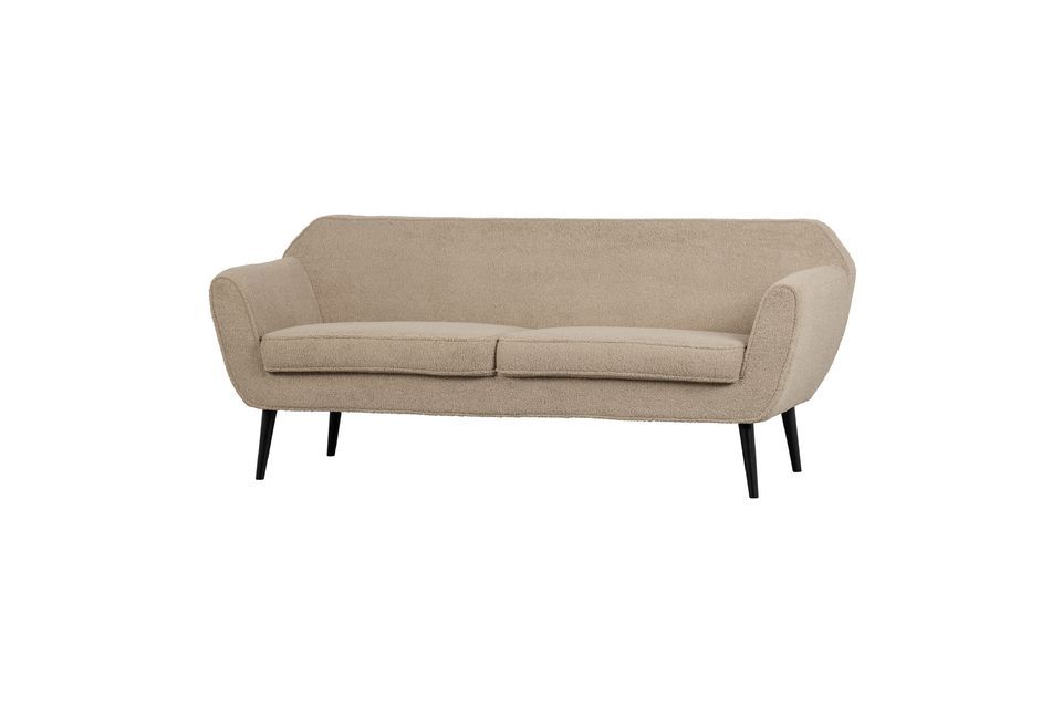 Este sofá de dos plazas de diseño elegante tiene una tapicería de tela afelpada y ofrece una gran