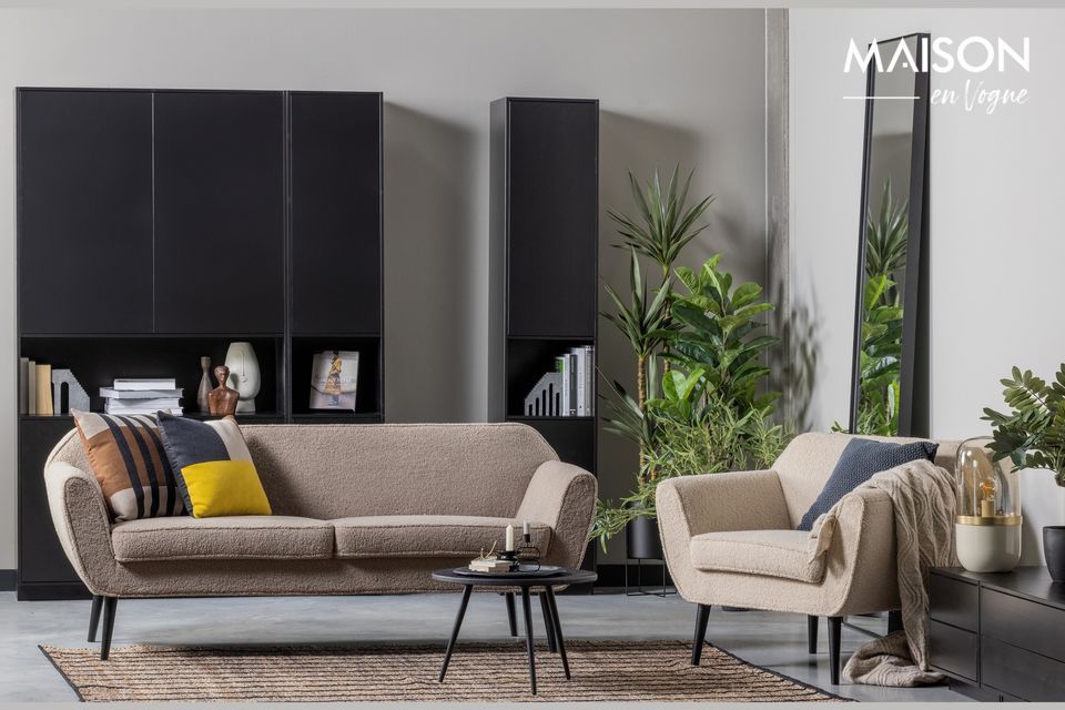 Este sofá de dos plazas de diseño elegante tiene una tapicería de tela marrón afelpada y ofrece