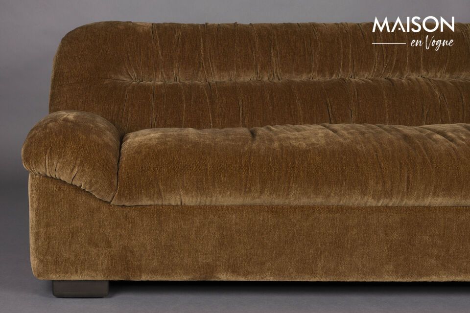 Las formas redondeadas y las patas de madera oscura añaden un toque de sofisticación