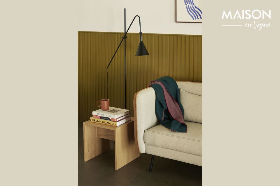 Tiene cuatro patas negras y es un mueble decorativo perfecto para interiores contemporáneos