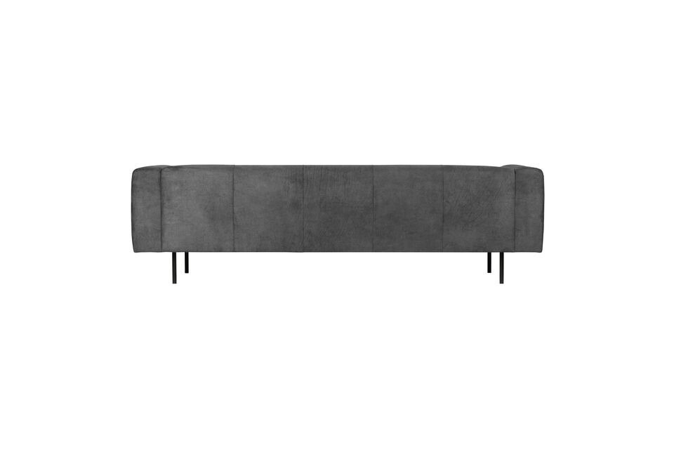 Las patas de metal negro dan al sofá un aspecto industrial y de diseño