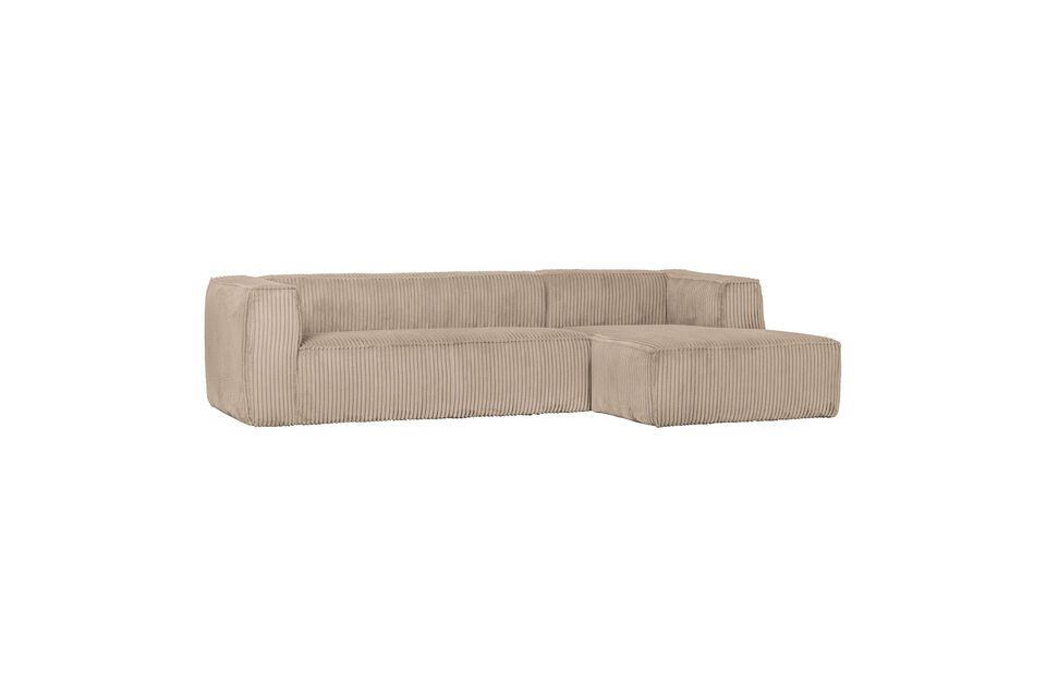 El sofá cuenta con un diseño de algodón beige que le da un aspecto moderno y lujoso