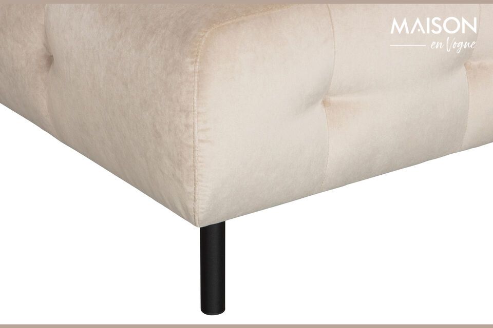 Este sofá esquinero derecho atrae por su comodidad, su generoso tamaño y su color chic y natural