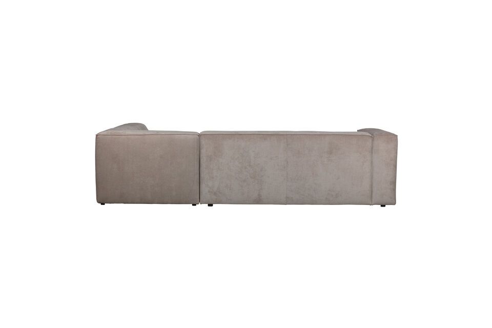 Con sus generosas dimensiones y su suave tapizado, este sofá ofrece una comodidad incomparable