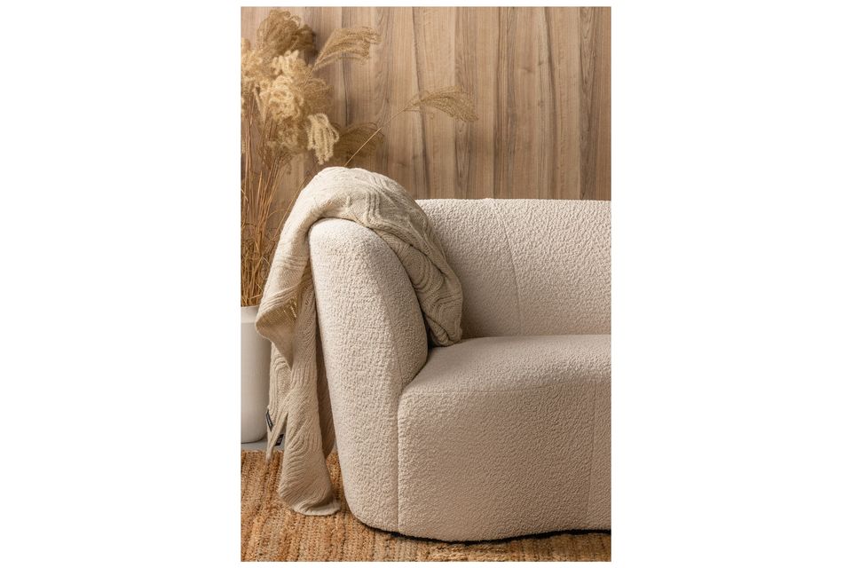El sofá de 2 plazas de tela color crema Stone es un banco agradable de formas orgánicas en una