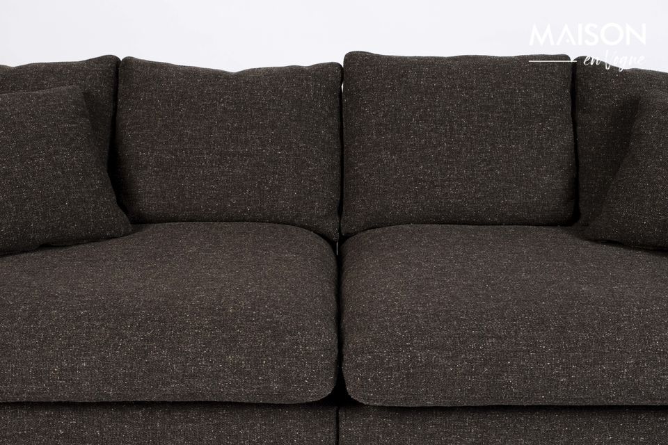 Un gran sofá de tela de diseño diseñado para durar