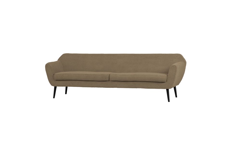 Este sofá grande de dos plazas tiene un diseño elegante con tapicería de tela afelpada de color