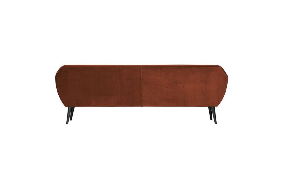Este moderno sofá de cuatro plazas está tapizado en terciopelo 100% poliéster