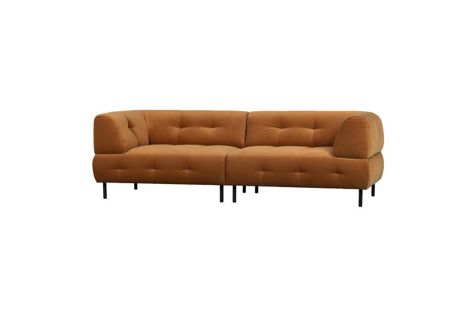 Este gran sofá de cuatro plazas es atractivo y de tamaño generoso