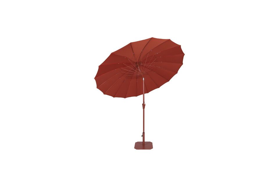 Esta sombrilla de generosas dimensiones (250x250x235 cm) es más que un accesorio: es el elemento
