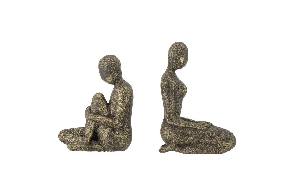 Las figuras son de hierro fundido y cada una representa a una mujer, sentada o arrodillada