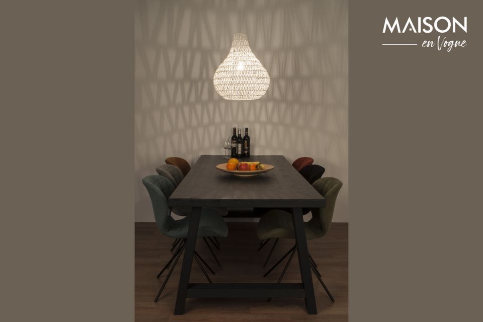 Una lámpara colgante con un diseño moderno creando un ambiente suntuoso