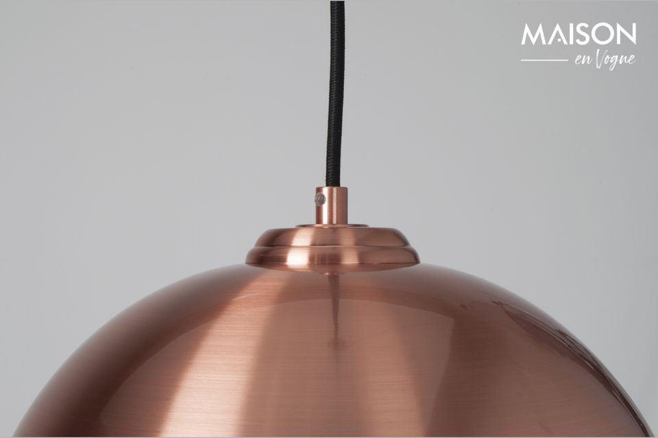 Apoyada por una base negra y un cable, esta lámpara es un elemento esencial del estilo industrial