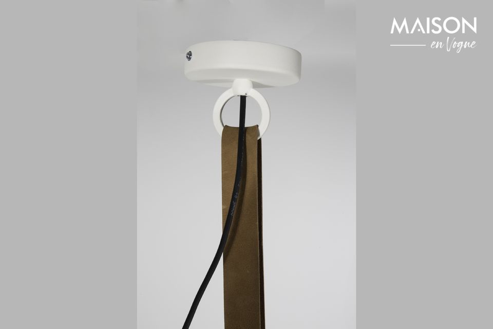 Tan cómodo en la cocina como en el comedor, llamará la atención con su mezcla de cuero y metal