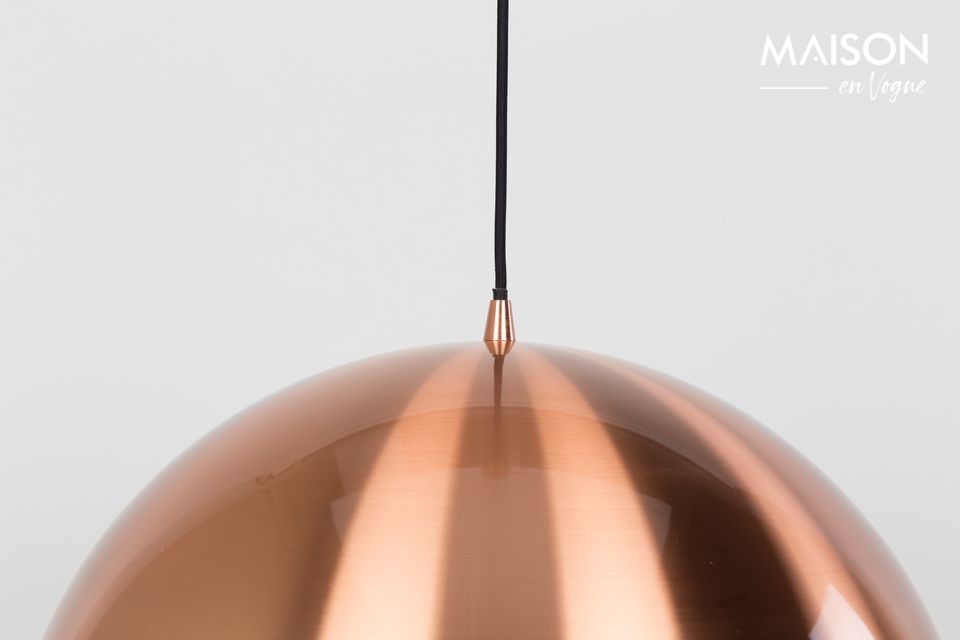 La forma esférica de su tono metálico tiene la elegancia de un tono de cobre