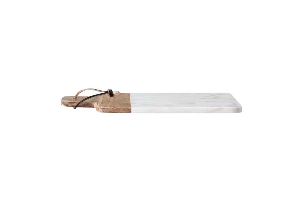 Esta tabla de cortar de mármol y madera de mango decorará tu encimera con clase cuando no la uses