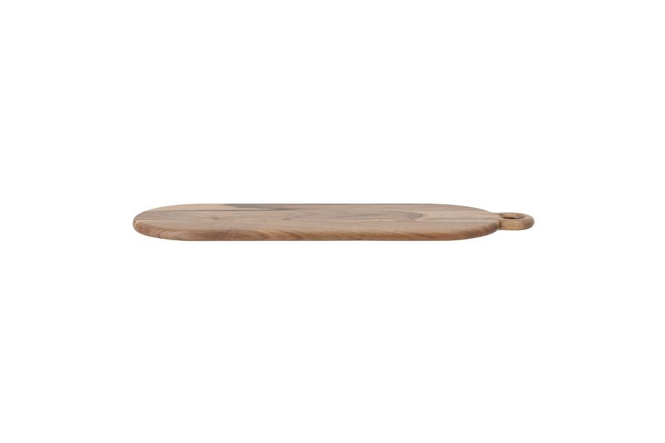 La tabla de cortar Joanne de Bloomingville es de madera de acacia y tiene una silueta elegante