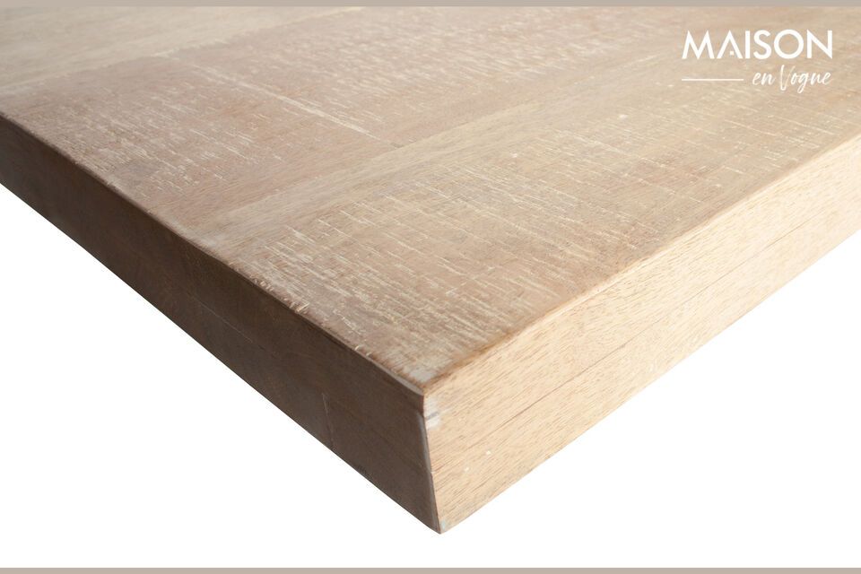 La madera de mango tiene un acabado blanqueado que le da un aspecto robusto y sólido con un tacto
