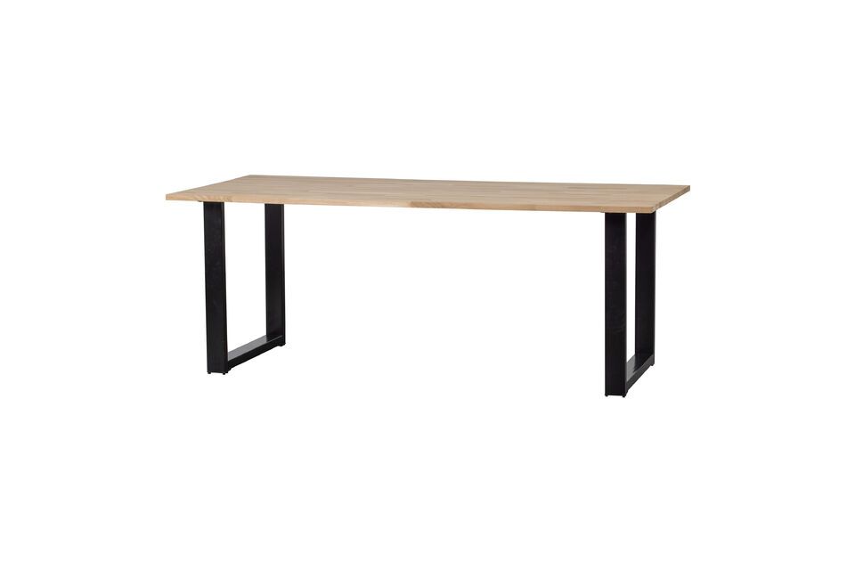 Esta mesa de roble macizo es la elección perfecta para quienes buscan una mesa de comedor robusta y