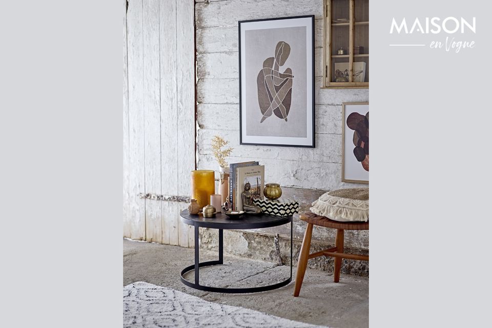 Este taburete está hecho de madera de mango con un asiento de cuero tejido