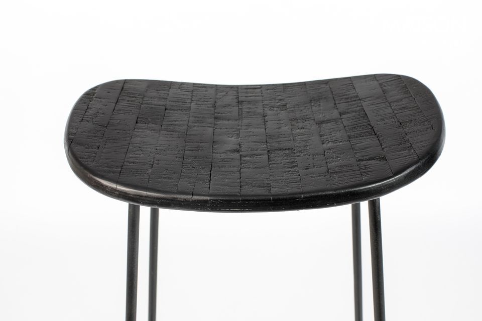 La marca White Label Living ha imaginado el taburete negro Tangle, una pieza de diseño minimalista