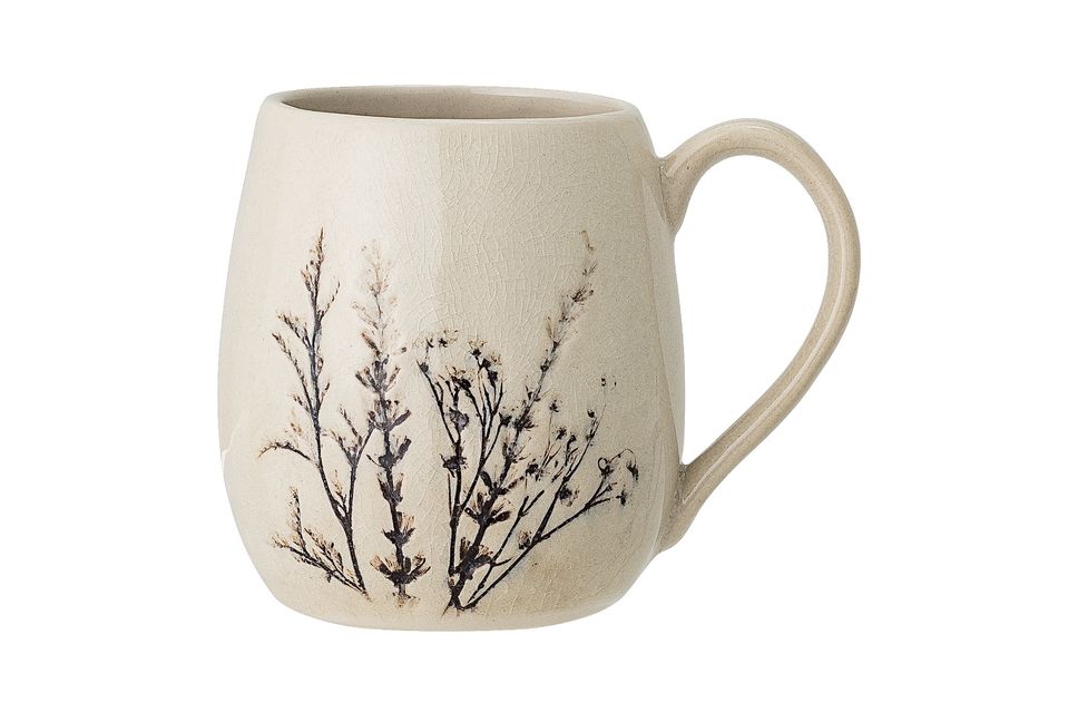 Esta bonita taza tiene 10,5 cm de altura y está hecha de arenisca clara con una decoración floral