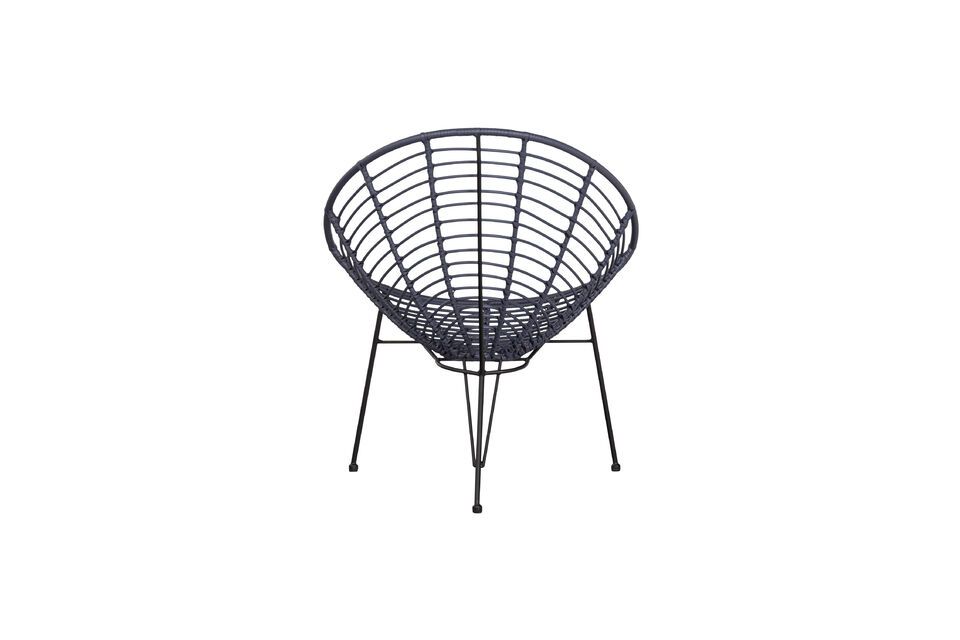La base de la silla es de metal negro para un elegante contraste