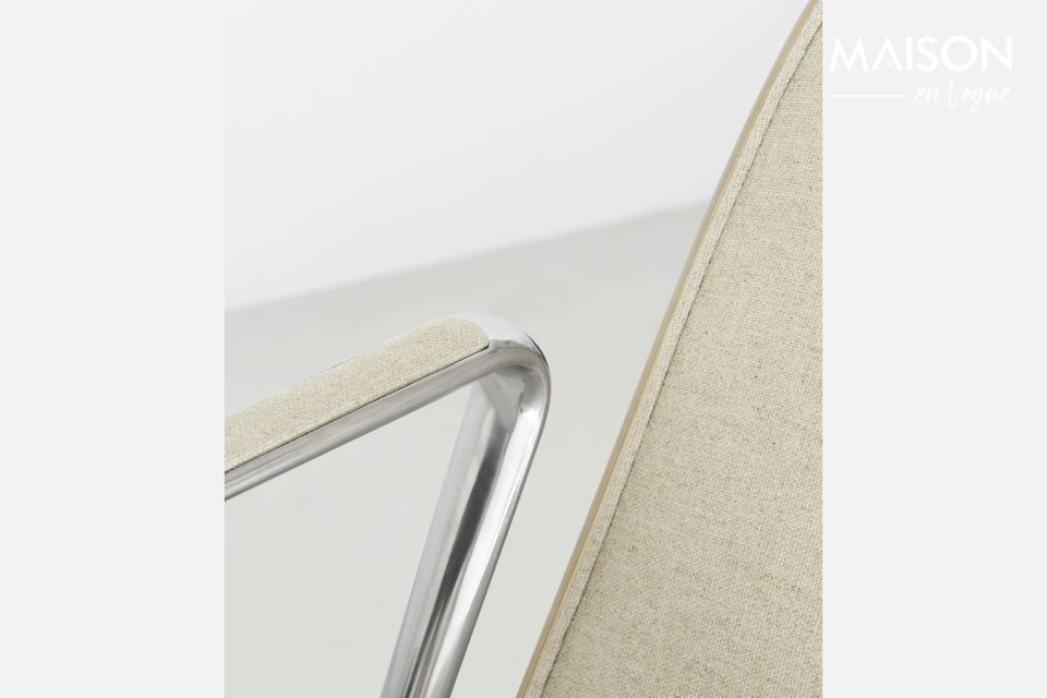 El sillón de salón giratorio de tela Pad beige tiene una silueta contemporánea que funciona bien