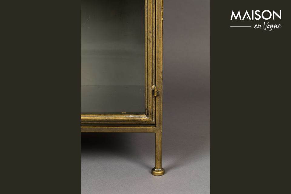 El marco es de metal lacado en oro para añadir un agradable toque antiguo y elegante