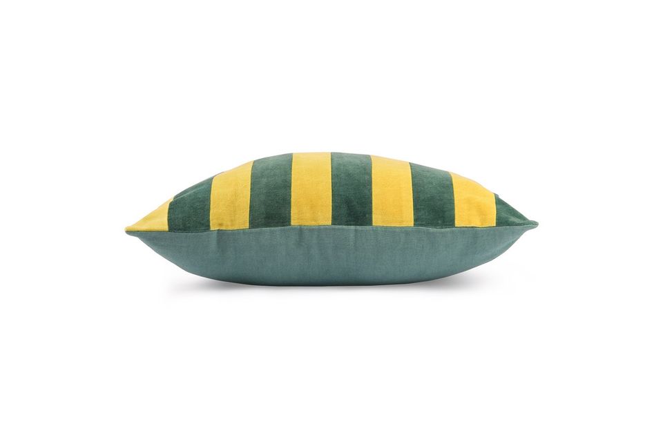 Atrévete a usar colores brillantes y contrastantes con el cojín de terciopelo verde Voulon a rayas